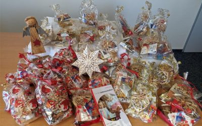 Weihnachtspäckchen als Dankeschön für 30 Familienpat_innen